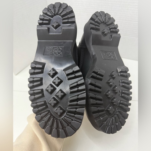 Dr. Martens Black Leather Boots size 7W / 6M - Picture 4 of 7